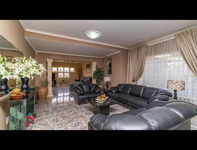 3 BEDROOM HOUSE FOR SALE IN BONAERO PARK
